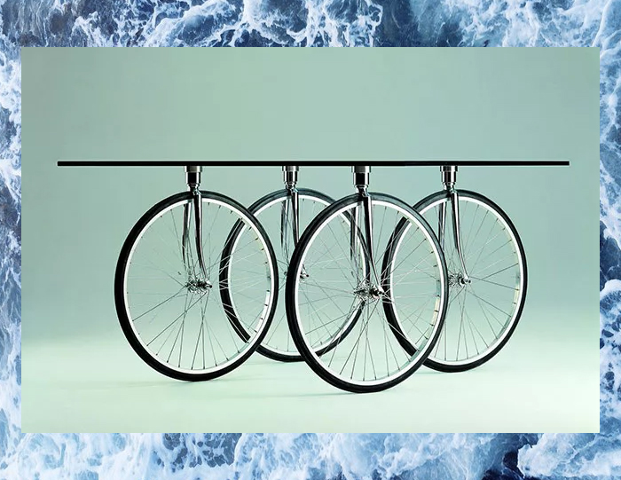 Стол с велосипедными колесами.