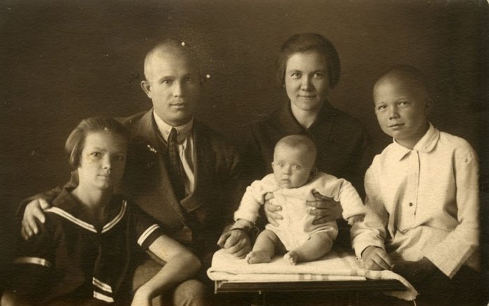 Нина Кухарчук воспитывала не только трое своих детей, но и двое ребятишек от первого брака Хрущева. / Фото:rustars.tv