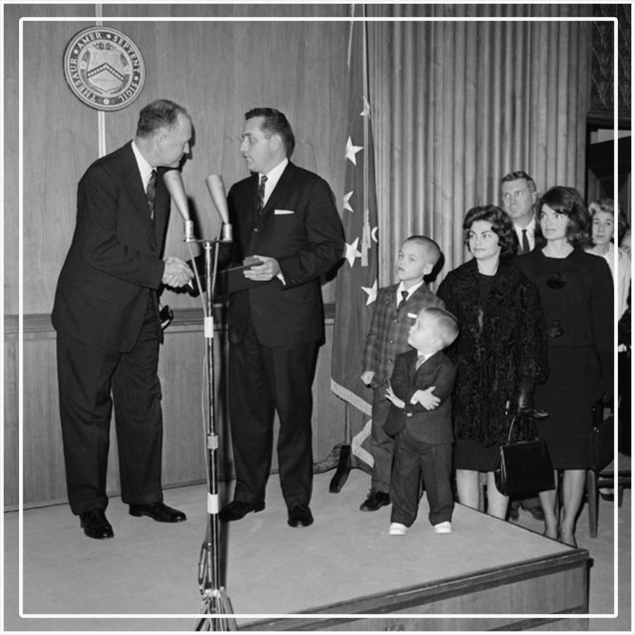 Министр финансов Дуглас Диллон вручает грамоту агенту секретной службы Клинтону Дж. Хиллу за «исключительную храбрость» после того, как он пытался закрыть своим телом покойного президента Кеннеди и его жену при первых звуках выстрелов в Далласе. Министр финансов Дуглас Диллон вручает грамоту агенту секретной службы Клинтону Дж. Хиллу за «исключительную храбрость» после того, как он пытался закрыть своим телом покойного президента Кеннеди и его жену при первых звуках выстрелов в Далласе.