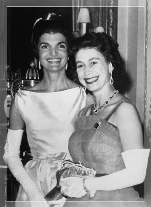 Королева Елизавета ослепительно улыбается, стоя рядом с миссис Жаклин Кеннеди после ужина в Букингемском дворце, 5 июня. Королева Елизавета ослепительно улыбается, стоя рядом с миссис Жаклин Кеннеди после ужина в Букингемском дворце, 5 июня.