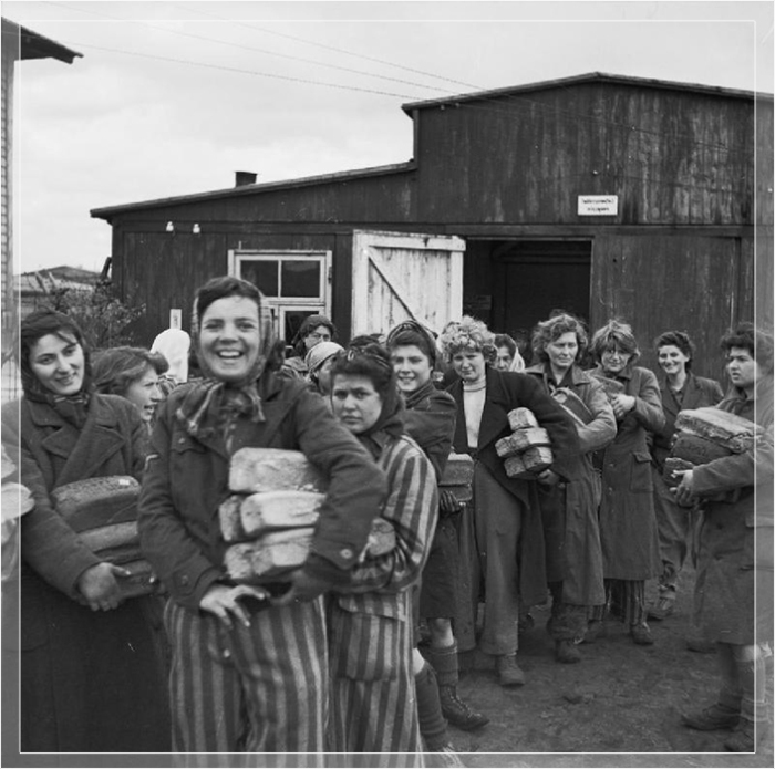Женщины забирают свой хлебный паёк на кухне во время освобождения концлагеря Берген-Бельзен, апрель 1945 года.