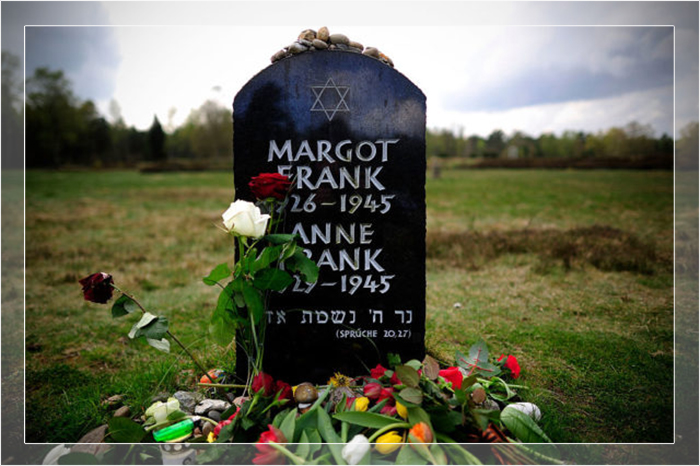 Цветы и камни лежат на надгробии Марго Франк и Анны Франк после церемонии, посвящённой 70-летию освобождения Берген-Бельзена, 26 апреля 2015 г. 