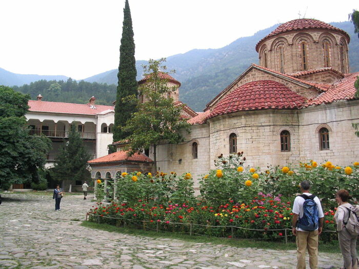Бачковский монастырь. Фото: smoketreemanor.com. Бачковский монастырь. Фото: smoketreemanor.com.