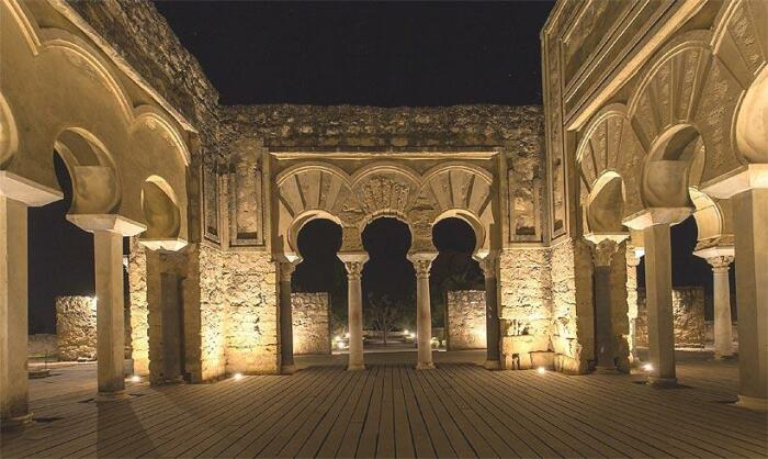 Медина Асаара или Мадина аз-Захра — дворцовый город, построенный в X в. н. э. по приказу Абд ар-Рахмана III. Фото: eventourcordoba.es.