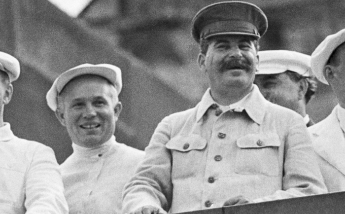 Хрущев побаивался недовольства Сталина и вел себя как шут, понимая, что это его единственный шанс выжить. / Фото:russian7.ru