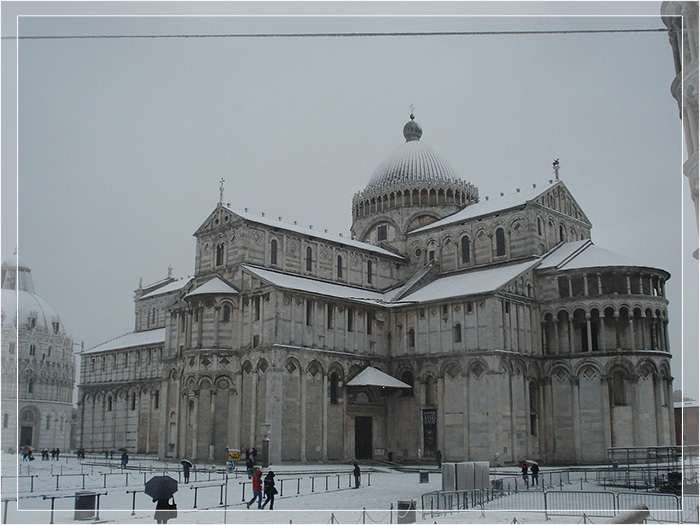 Грифона видно издалека на апсиде Пизанского собора.