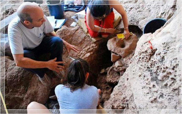 Археологи проводят раскопки в пещере Ракефет, где были обнаружены следы самого древнего пива в мире, август 2018 год.