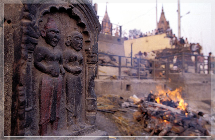 Камень сати на похоронном гхате в городе Варанаси. Камень сати на похоронном гхате в городе Варанаси.