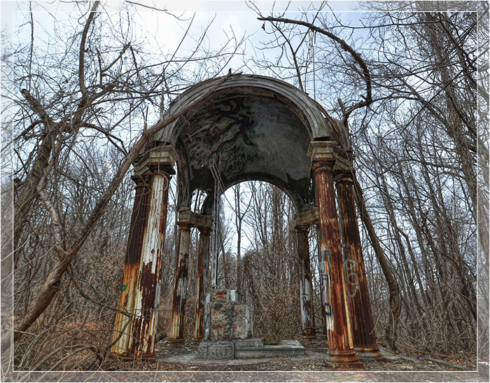 Беседка зловеще возвышается среди лесной чащи. Беседка зловеще возвышается среди лесной чащи.