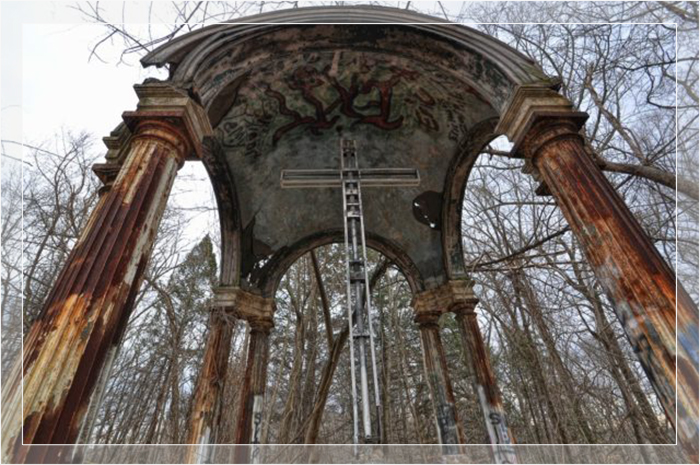 Металлический крест над алтарём Святой Марии. Металлический крест над алтарём Святой Марии.