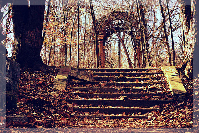 Сегодня от семинарии остались лишь руины и эта беседка. Сегодня от семинарии остались лишь руины и эта беседка.