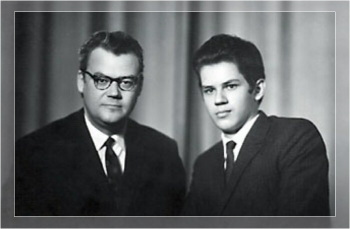 Аркадий Шевченко с сыном-дипломатом. Аркадий Шевченко с сыном-дипломатом.