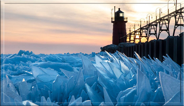 В США озеро Мичиган «разбилось» на миллионы ледяных осколков. В США озеро Мичиган «разбилось» на миллионы ледяных осколков.