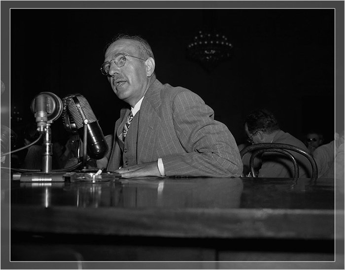 Гарри Декстер Уайт в суде во время слушания своего дела. Гарри Декстер Уайт в суде во время слушания своего дела.