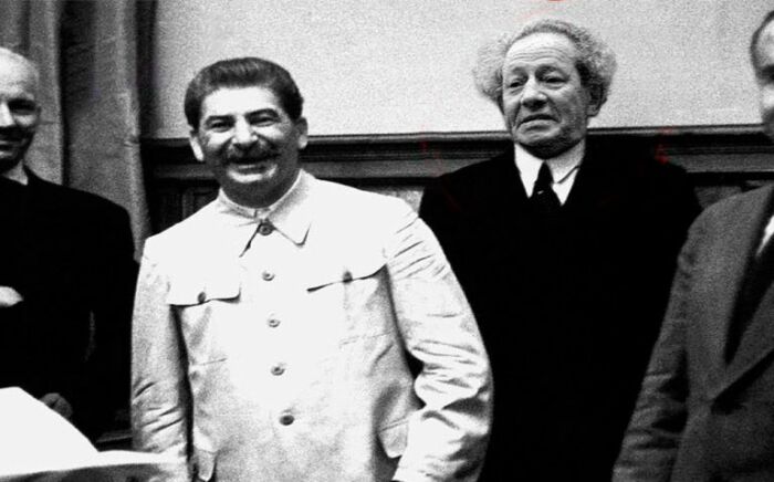 Позади Сталина – маг Мессинг. /Фото: mtdata.ru