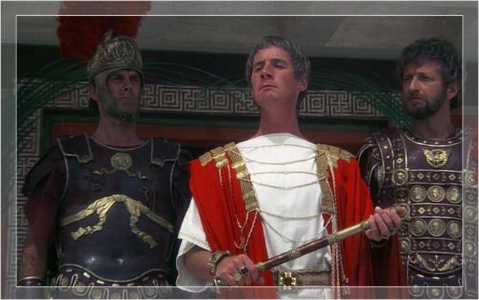 Майкл Пэйлин в роли Понтия Пилата, а Грэм Чепмен и Джон Клиз стоят позади него, одетые как воины в фильме «Житие Брайана по Монти Пайтону».