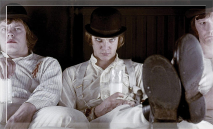 Уоррен Кларк в роли Дима, Малкольм Макдауэлл в роли Алекса и Джеймс Маркус в роли Джорджи в фильме «Заводной апельсин».