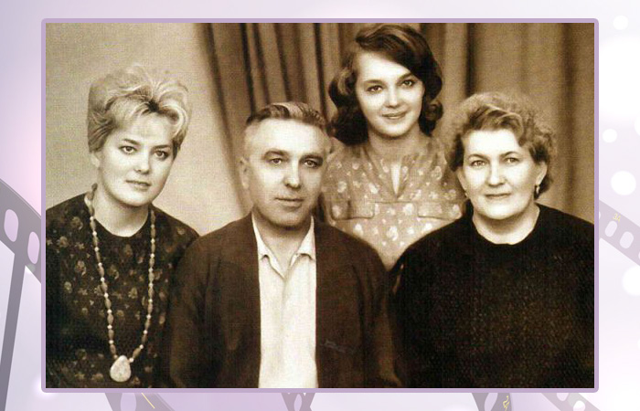 Наталья Гвоздикова с родителями и старшей сестрой.