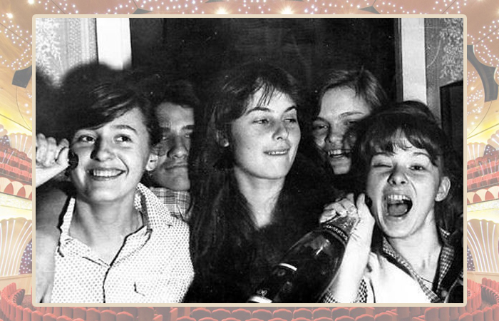 Ирина Апексимова ( в центре) в школьные годы.