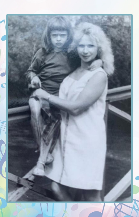 Светлана Безух в детстве с мамой.