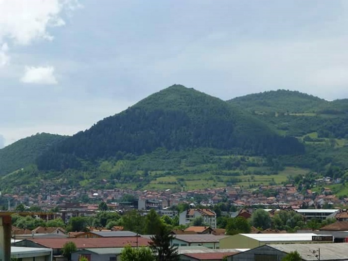 Горы правильной пирамидальной формы расположены и в соседней Боснии. Источник: commons.wikimedia.org