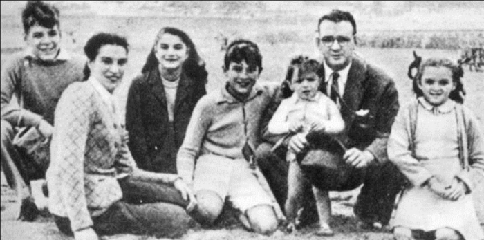 Семья Че Гевары. Слева направо: Че Гевара, мать, сестра Селия, брат Роберто, отец с сыном Хуаном Мартином на руках и сестра Анна-Мария. Фото: google.com.