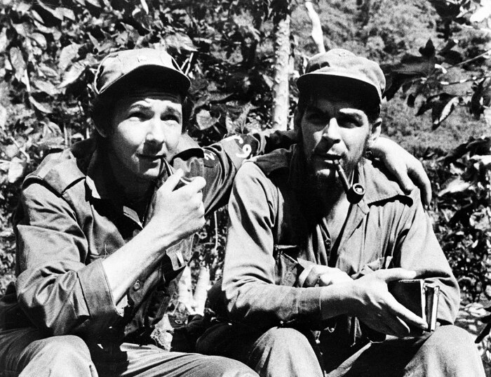 Рауль Кастро с Эрнесто Че Геварой в горах Сьерра-дель Кристаль к югу от Гаваны, 1958 год. Фото: wikipedia.org.