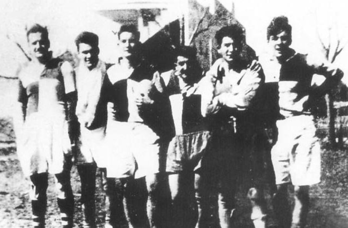 Эрнесто Гевара (первый справа) с товарищами по регби, 1947 год. Фото: bing.com.