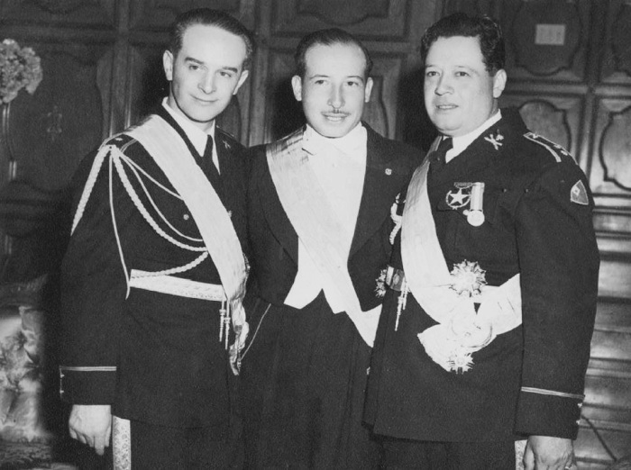 Арбенс, Хорхе Ториелло (в центре) и Франсиско Арана (справа) в 1944 году. Трое мужчин сформировали хунту , правившую Гватемалой от Октябрьской революции до выборов Аревало. Фото: lavozdexela.com.