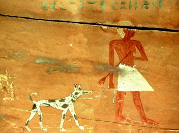 Изображение собаки с хозяином в Древнем Египте. Фото: wordpress.com.
