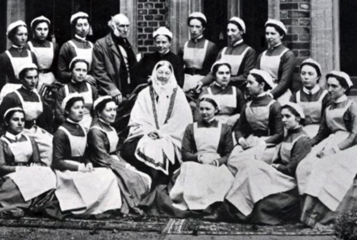 Флоренс Найтингейл (в центре) в 1886 году со своим выпускным классом медсестер из больницы Святого Томаса за пределами Клейдон-Хауса. Фото: worldfolksong.com.
