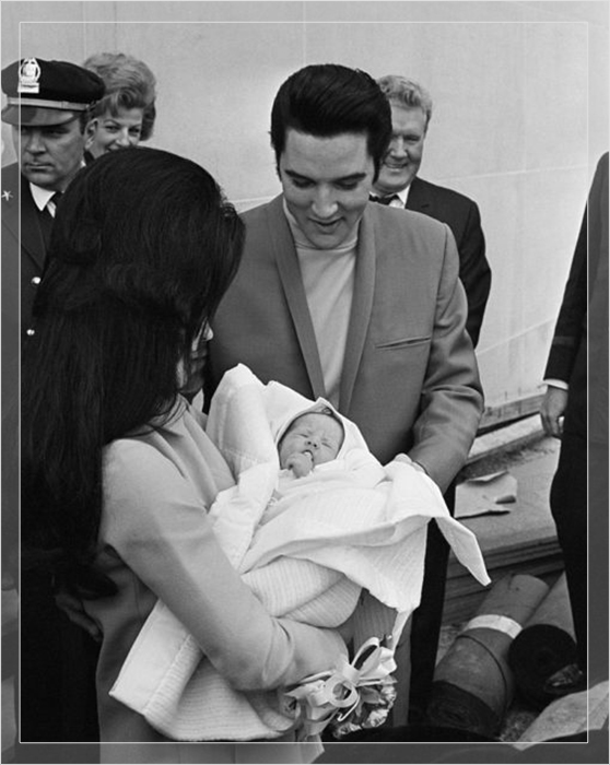 Элвис и Присцилла покидают баптистскую больницу в Мемфисе, штат Теннесси, со своей новорождённой дочерью Лизой Марией, 7 февраля 1968 года.