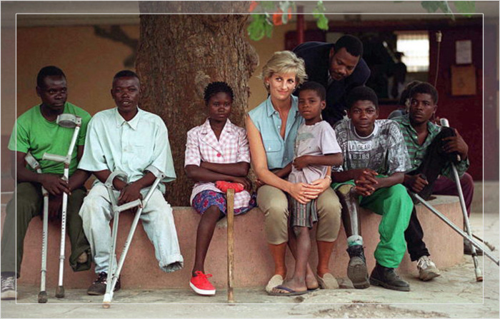 Диана, принцесса Уэльская, с детьми, пострадавшими от мин, в ортопедической мастерской Neves Bendinha в Луанде, Ангола.