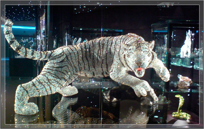 Статуэтка тигра из кристаллов Swarovski.