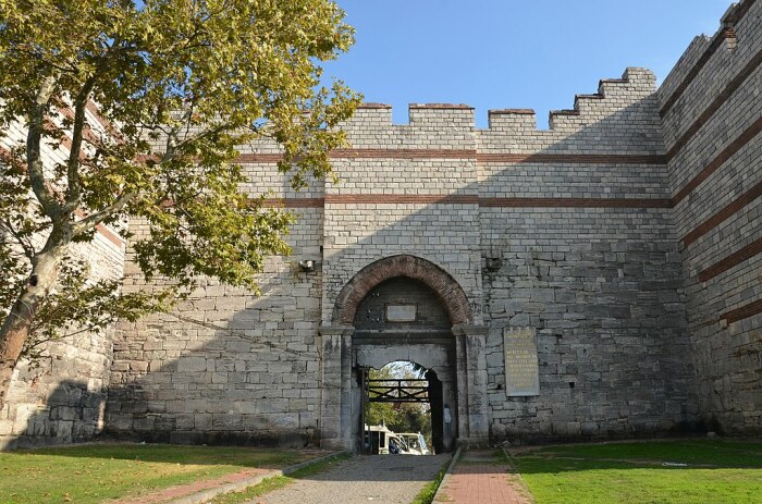Восстановленные ворота Харисия или Адрианопольские ворота, через которые султан Мехмед II въехал в город. Фото: en.wikipedia.org.