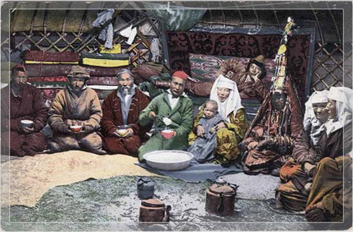 Казахская семьи в юрте, справа женщина в традиционном свадебном наряде. Фотография 1911-1914 годов.