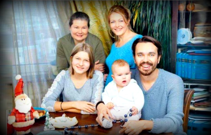 Эльвира Болгова со своей семьей.
