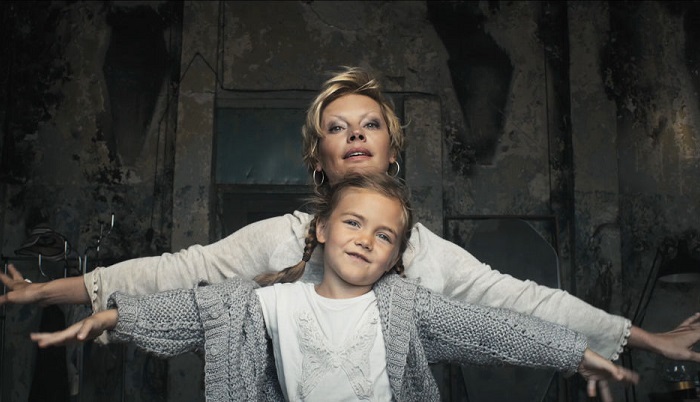 Марта Тимофеева и Алёна Бабенко в киноленте «Мотылёк».
