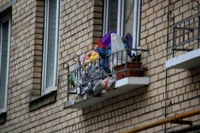 На балконах люди хранили всякий хлам. /Фото: do-slez.com