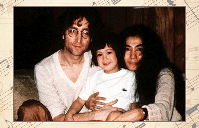 Йоко Оно и Джон Леннон с сыном.