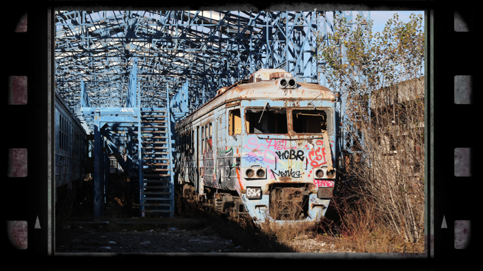 Поезд разрисован граффити.