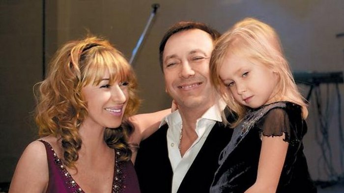 Алена Апина с дочерью Ксюшей и мужем Александром. Фото: https://www.kp.ru