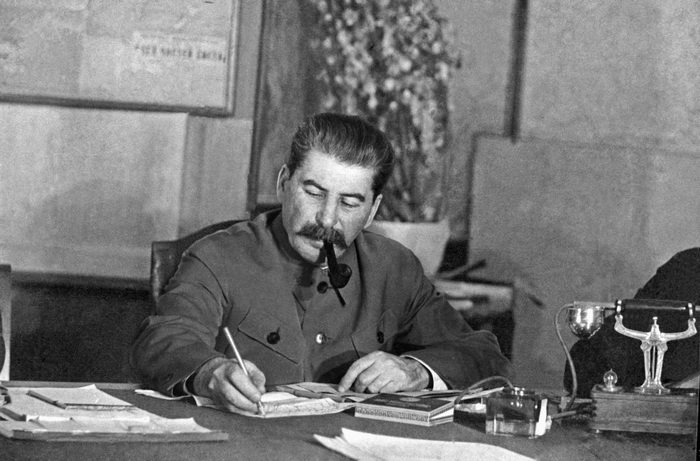 В 1912 году псевдоним Коба отошел на второй план, А Иосифа Виссарионовича стал себя постоянно называть Сталин. / Фото:naked-science.ru