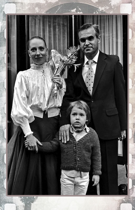 Инна Чурикова и Глеб Панфилов с сыном.