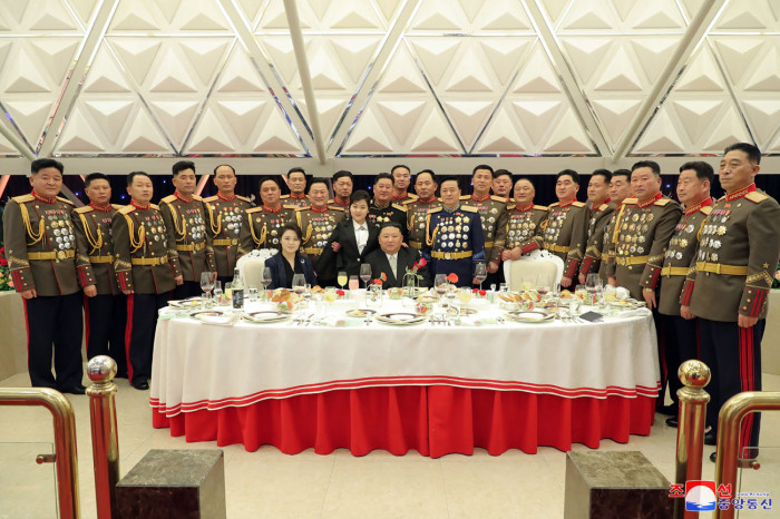 Шикарный банкет с участием высших военных чинов. Фото прес-службы правительства КНДР. 
