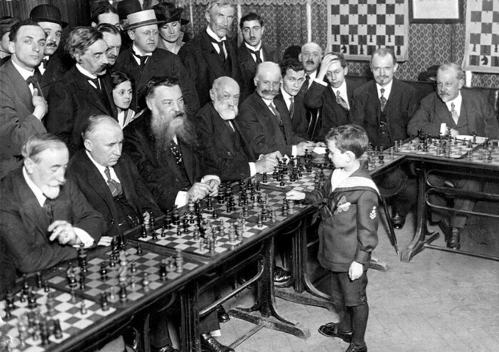 Знаменитое фото, где 8-летний Самуэль Решевский обыграл в шахматы сразу нескольких взрослых мастеров