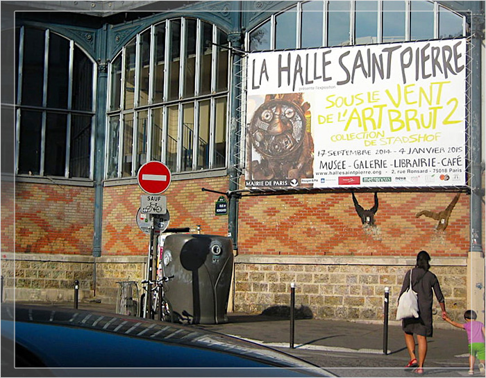 Внешний вид музея Галле Сен-Пьер с плакатом, рекламирующим выставку Art Brut с изображением головы рогатого человека работы Маркуса Мёрера.