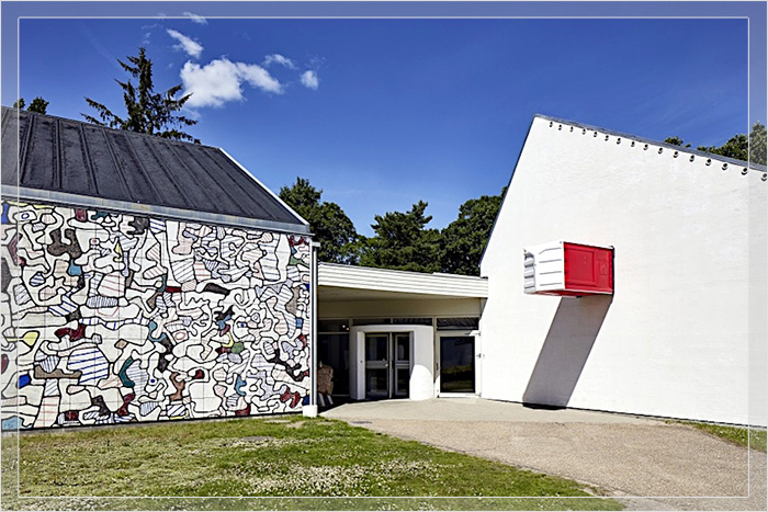 Мозаика Жана Дюбюффе с использованием визуальных элементов Skedaddle у главного входа в музей Йорн в Силькеборге, Дания.