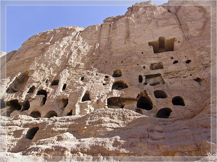 Некоторые из пещерных монастырей вырыты в скалах долины Бамиан.