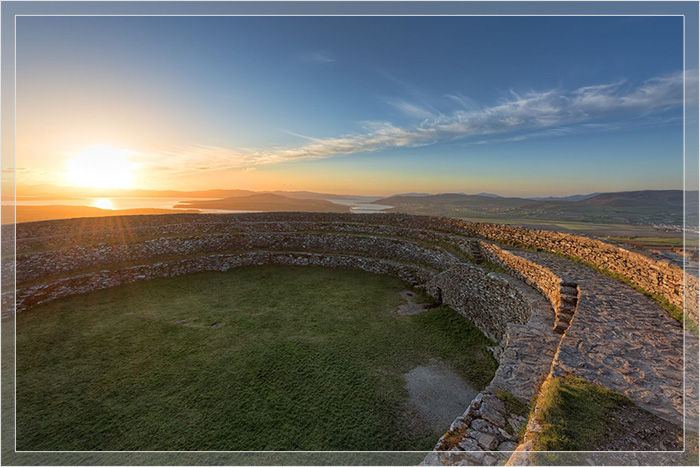 Этот кольцевой форт, построенный где-то в 6 или 7 веке, спрятан между холмами и фермами в отдалённом уголке северо-западной Ирландии. 
